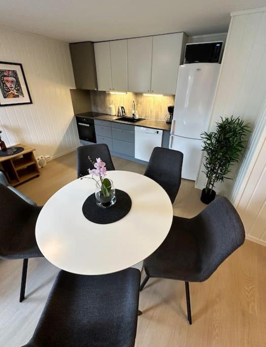 Moderne Sentral Leilighet Med 3 Soverom - Saltus ทรอมโซ ภายนอก รูปภาพ